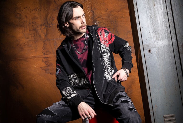 Original Sinner / Ici, il ne s&rsquo;agit pas de jouer la s&eacute;curit&eacute;. La collection Original Sinners incarne un streetwear inspir&eacute; du rock et de l&rsquo;univers biker : brut, rebelle et authentique. Des palettes sombres et d&eacute;lav&eacute;es, des effets us&eacute;s et une esth&eacute;tique tatouage cr&eacute;ent un langage visuel clair. Cr&acirc;nes, ailes, croix et &eacute;l&eacute;ments h&eacute;raldiques rencontrent une typographie d&rsquo;inspiration vintage : chaque pi&egrave;ce devient un v&eacute;ritable statement avec une forte identit&eacute;.Des imprim&eacute;s &eacute;labor&eacute;s, du front print &agrave; l&rsquo;allover, se m&ecirc;lent &agrave; des broderies, des patches et des surfaces textur&eacute;es. Lacets, bandes, bords bruts et d&eacute;tails destroyed apportent profondeur et attitude, tandis que les effets tie-dye et acid wash cr&eacute;ent une patine pleine de caract&egrave;re. Les silhouettes sont &eacute;prouv&eacute;es et coup&eacute;es avec pr&eacute;cision : T-shirts et hauts manches longues moulants, ainsi que des pi&egrave;ces &agrave; superposer comme des sweats &agrave; capuche, des vestes zipp&eacute;es et des gilets. Pour toi, des coupes f&eacute;minines cintr&eacute;es avec des accents subtils ; pour lui, des lignes masculines et ajust&eacute;es. Des coupes classiques, modernis&eacute;es avec soin.Original Sinners, c&rsquo;est du rockwear avec du caract&egrave;re : un style sans compromis, une r&eacute;alisation de qualit&eacute; et loin des tendances &eacute;ph&eacute;m&egrave;res. Pour toi qui n&rsquo;as pas besoin d&rsquo;expliquer ton style : tu le portes. Des looks rock intemporels, r&eacute;interpr&eacute;t&eacute;s pour aujourd&rsquo;hui et faits pour la rue. Original Sinners : fait pour les insoumis. / Découvrir !