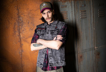 Free Spirit / La collection Free Spirit apporte une touche vintage rafra&icirc;chissante &agrave; votre style : un m&eacute;lange d'esth&eacute;tiques vintage et rockabilly saisissantes, rehauss&eacute; d'imprim&eacute;s animaliers accrocheurs et d'une finition moderne d&eacute;lav&eacute;e &agrave; l'huile. Chaque look d&eacute;gage une impression d&eacute;lib&eacute;r&eacute;ment d&eacute;lav&eacute;e, authentique et rebelle, tout en restant intemporel.Les motifs classiques apparaissent sous un nouveau jour et se transforment en pi&egrave;ces rockabilly d&eacute;contract&eacute;es. &Agrave; cela s'ajoutent des pi&egrave;ces s&eacute;lectionn&eacute;es telles que des shorts de plage, des doudounes, des casquettes de camionneur &agrave; visi&egrave;re en velours c&ocirc;tel&eacute; et des ceintures assorties qui capturent parfaitement l'esprit libre de la collection. / Découvrir !