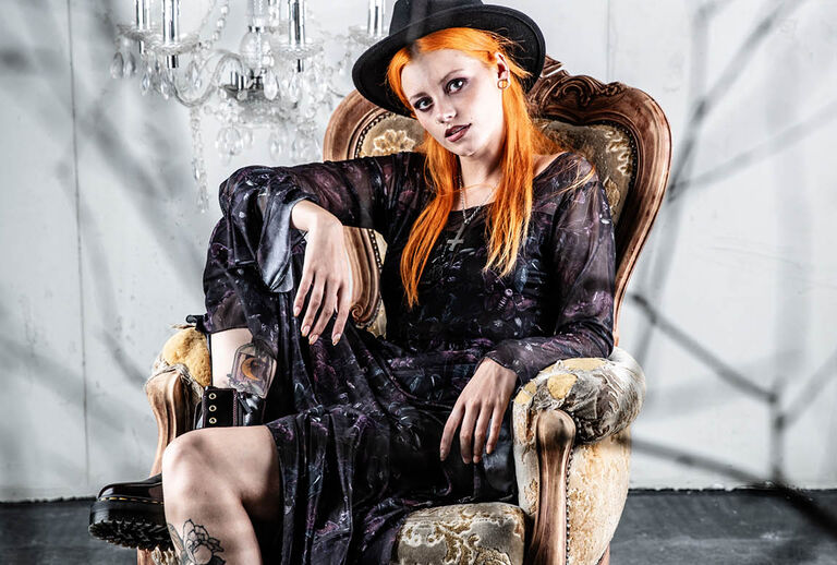 Mystical Woods / Mystical Woods t&rsquo;emm&egrave;ne dans un univers whimsigoth : herbes de sorci&egrave;re, papillons de nuit et &eacute;l&eacute;ments c&eacute;lestes sont imprim&eacute;s, brod&eacute;s et emboss&eacute;s sur des tissus fluides. L&rsquo;inspiration vient des tenues vaporeuses de Stevie Nicks et de classiques de la culture pop autour des sorci&egrave;res comme Charmed. Ce style &laquo; whimsigoth &raquo; est la petite s&oelig;ur plus color&eacute;e et plus jeune du style gothique romantique.L&rsquo;un des points forts de la collection d&rsquo;&eacute;t&eacute; est un chapeau &agrave; large bord en feutre de laine 100 % de haute qualit&eacute;, avec une broderie &agrave; l&rsquo;int&eacute;rieur du bord. Nous avons choisi 100 % laine pour garantir une qualit&eacute; optimale, afin que tu puisses profiter longtemps de cet article. / Découvrir !