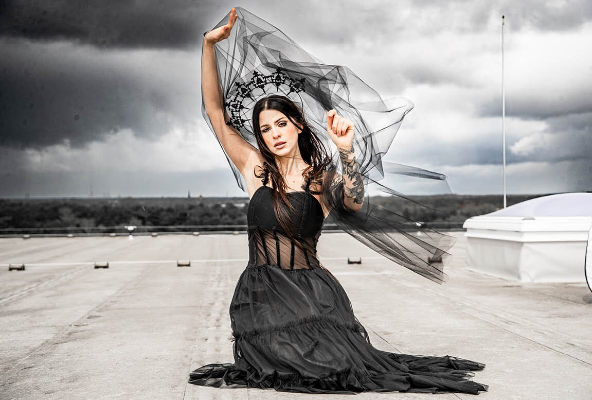 Abito Lungo Nero Gothicana By EMP Donna - In Viscosa Elastan, Morbido, Con Stampa Rose E Teschi