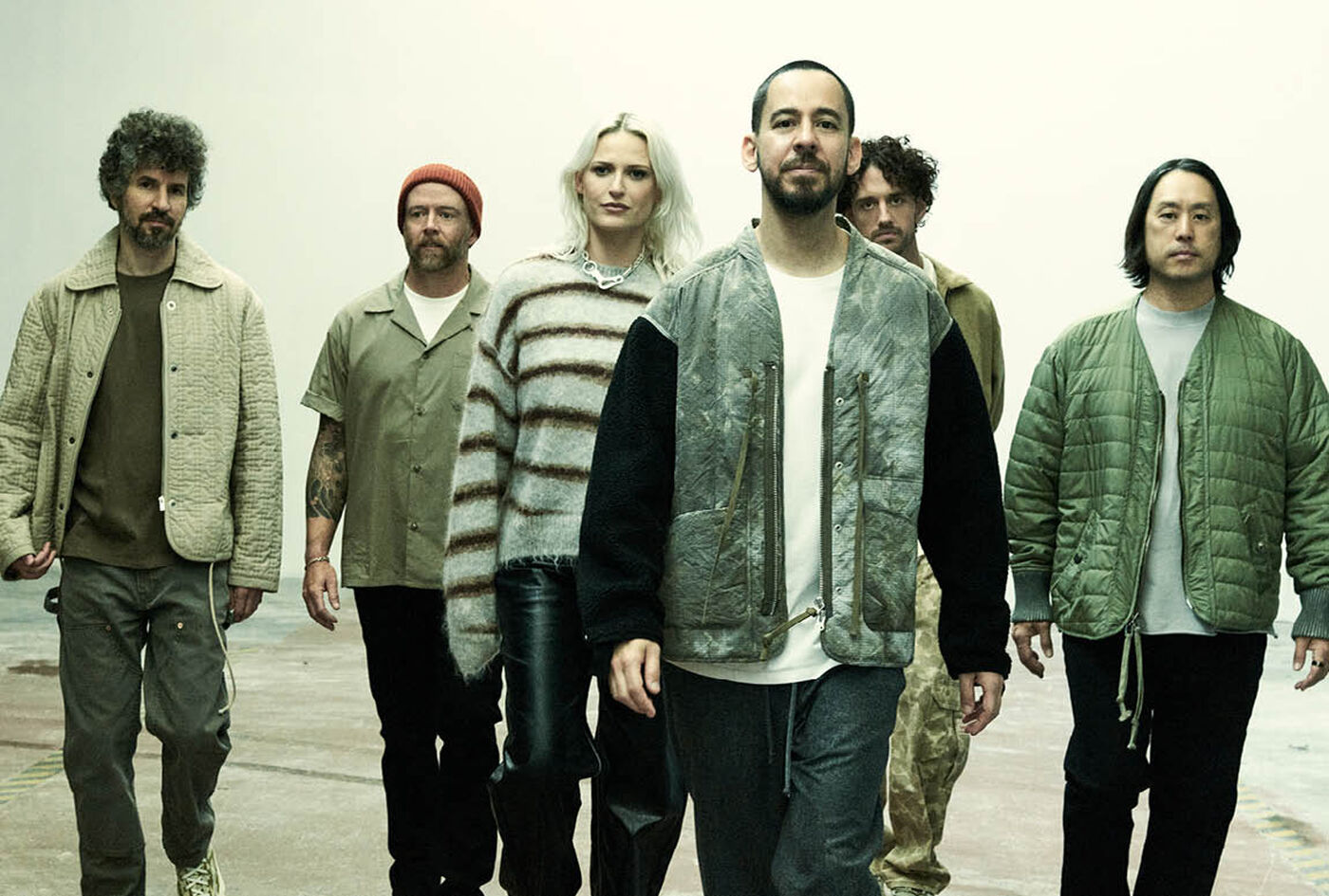 Linkin Park est ind&eacute;niablement l'un des groupes de rock les plus influents de tous les temps, avec d'innombrables tubes inoubliables qui ont fa&ccedil;onn&eacute; le paysage musical.Aujourd'hui, sept ans apr&egrave;s leur dernier album et la perte d&eacute;chirante de Chester Bennington, ils sont de retour avec un nouvel album puissant : From Zero.Ne manque pas ce moment : d&eacute;couvre le nouvel album et les derniers produits d&eacute;riv&eacute;s !