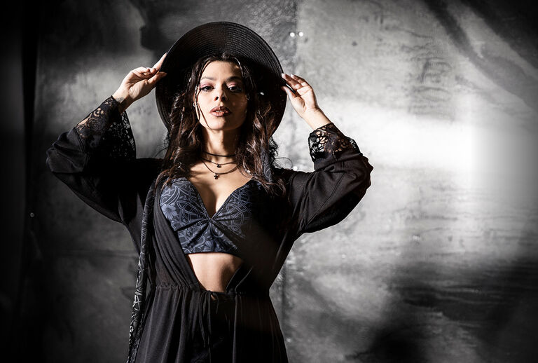 Rooted In Reverance / La collection Black Premium by EMP est brute, puissante et charg&eacute;e de symboles. Au c&oelig;ur du design : le serpent, symbole ancestral de force, de transformation et d&rsquo;invincibilit&eacute;. Associ&eacute; &agrave; de puissants motifs de n&oelig;uds celtiques, il cr&eacute;e un style qui ne demande pas la permission.... il affirme sa personnalit&eacute;.Nous avons d&eacute;velopp&eacute; des imprim&eacute;s et broderies exclusifs, dessin&eacute;s avec des d&eacute;tails nets et sans compromis, qui rendent chaque pi&egrave;ce imm&eacute;diatement reconnaissable. L&rsquo;ensemble est compl&eacute;t&eacute; par des finitions sp&eacute;ciales comme des boutons personnalis&eacute;s et des embouts de cordons con&ccedil;us sur mesure, qui rendent chaque v&ecirc;tement unique. / Découvrir !