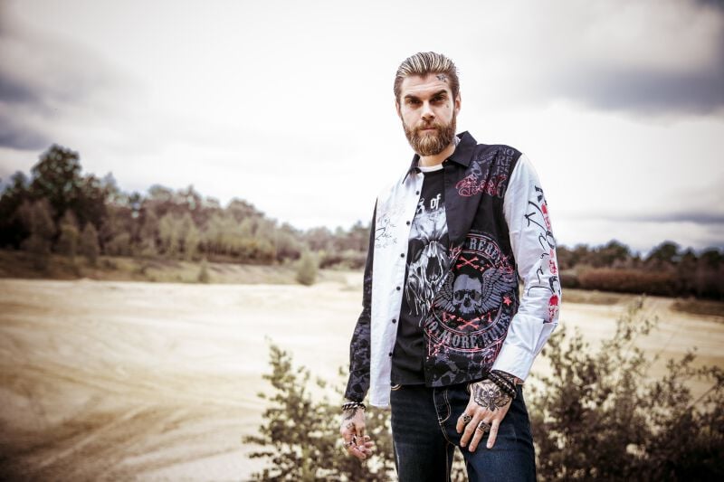 Maglietta Uomo Rock Rebel 'Never Surrender' – Rosso-nera Con Teschio E Look Batik, 100% Cotone, Taglia Unica